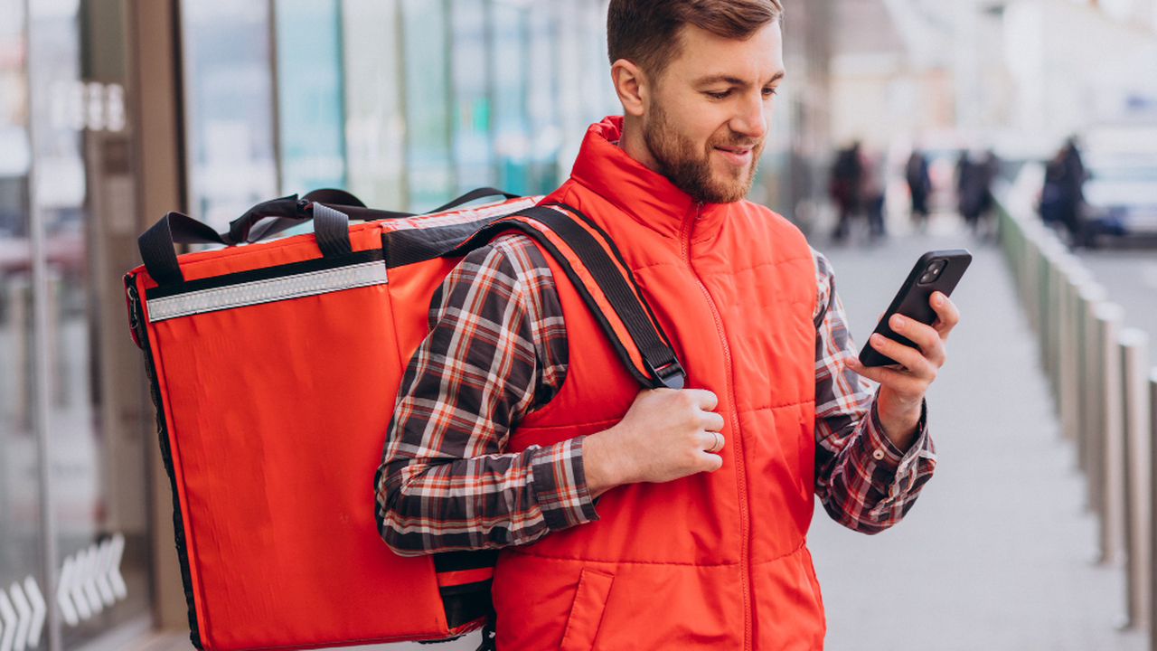 Курьер против диплома: как 137 тысяч рублей перевернули иерархию труда Раньше считалось: корочка вуза = билет в достой...