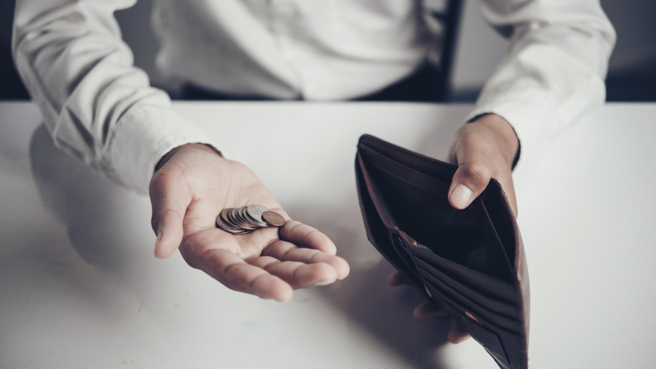 Когда работодатель задерживает зарплату, он не ...