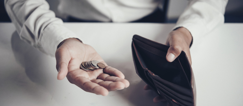 Пять месяцев без денег. 2 326 семей. 2,5 миллиа...